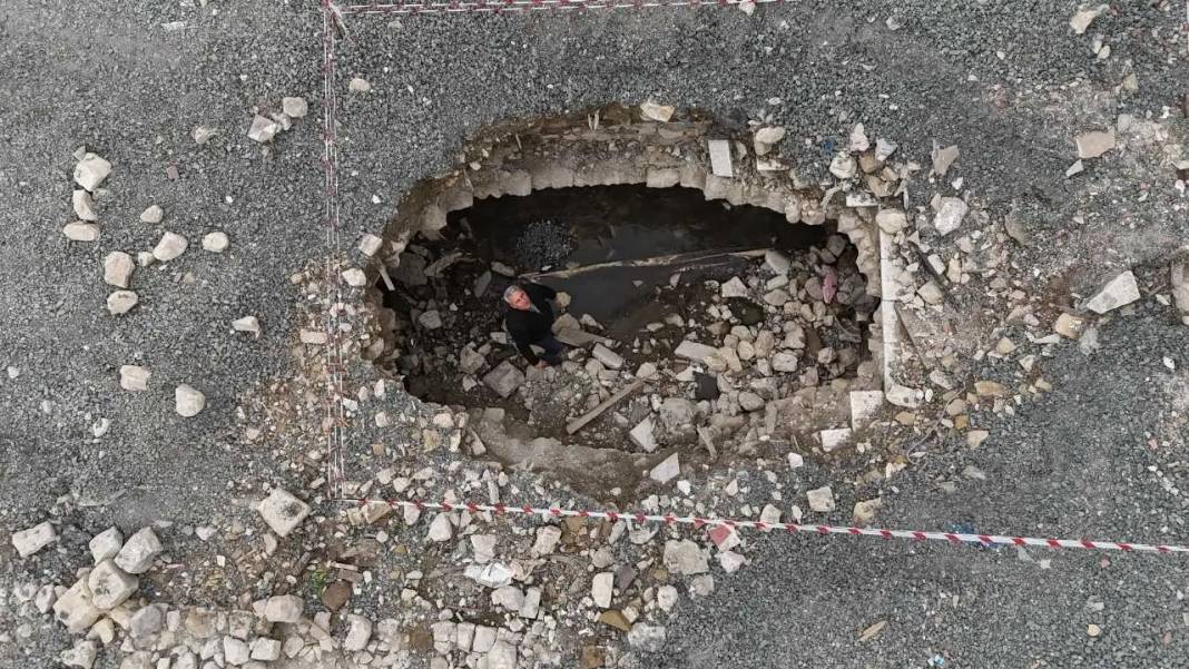 Hatay’da Depremde Yıkılan Binanın Altından Tarihi Su Kanalı Çıktı! 4